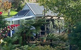 Superb Studio Retreat With Private Secluded Spa, Plus Pool & Bbq Access